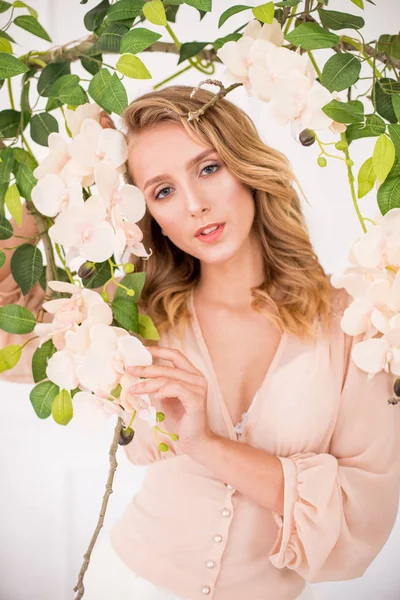 Aantrekkelijk Jong Meisje Met Blond Krullend Haar Mooie Make Een — Stockfoto