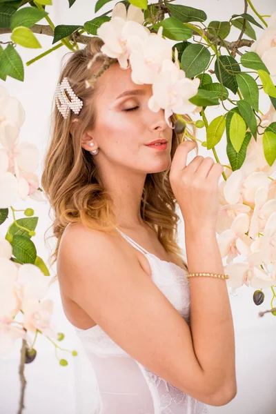 Aantrekkelijk Jong Meisje Met Blond Krullend Haar Mooie Make Een — Stockfoto