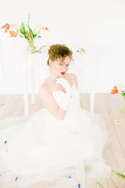Aantrekkelijke Jonge Bruid Een Witte Jurk Een Licht Voorjaar Studio — Stockfoto