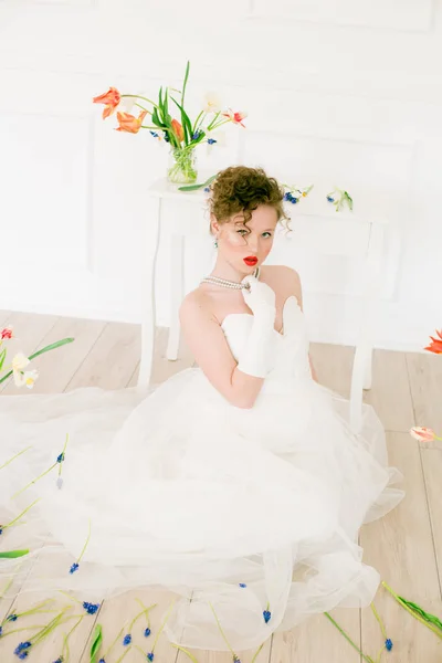 Aantrekkelijke Jonge Bruid Een Witte Jurk Een Licht Voorjaar Studio — Stockfoto