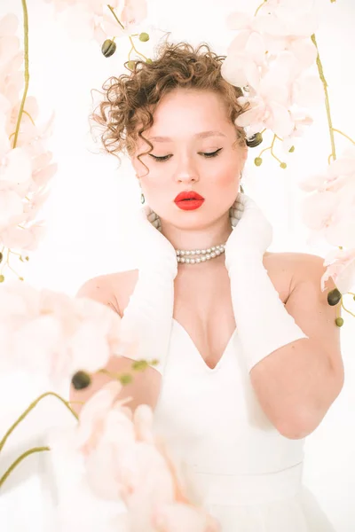 Attraktive Junge Braut Weißen Kleid Einem Hellen Frühlingsstudio Mit Weißen — Stockfoto