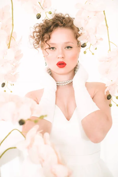 Attraktive Junge Braut Weißen Kleid Einem Hellen Frühlingsstudio Mit Weißen — Stockfoto
