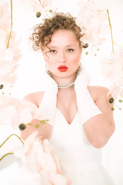 Atractiva Joven Novia Vestido Blanco Estudio Primavera Con Orquídeas Blancas — Foto de Stock