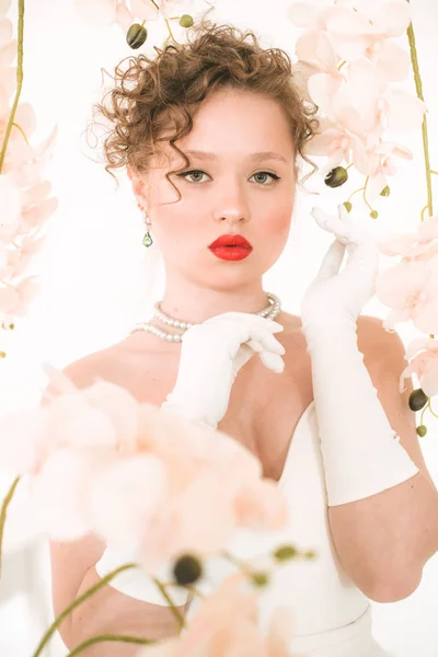 Atractiva Joven Novia Vestido Blanco Estudio Primavera Con Orquídeas Blancas — Foto de Stock