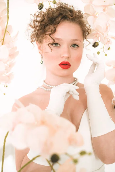 Atractiva Joven Novia Vestido Blanco Estudio Primavera Con Orquídeas Blancas — Foto de Stock