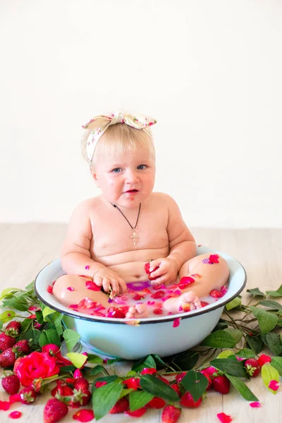 Little Cute Baby Girl Sitting Basin Pink Petals Strawberries — Stock Photo, Image