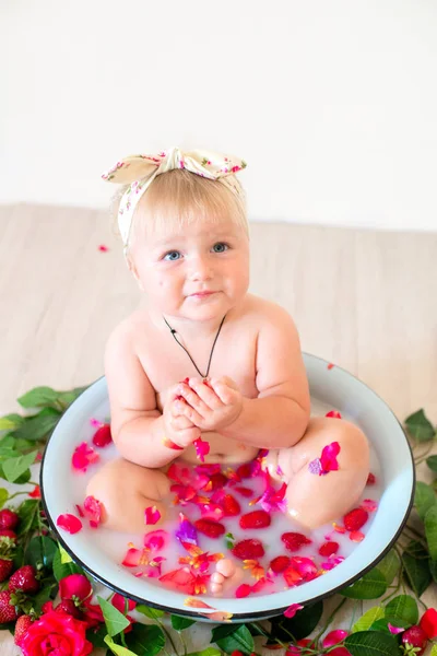 Pequeña Niña Linda Está Sentado Lavabo Con Pétalos Color Rosa — Foto de Stock