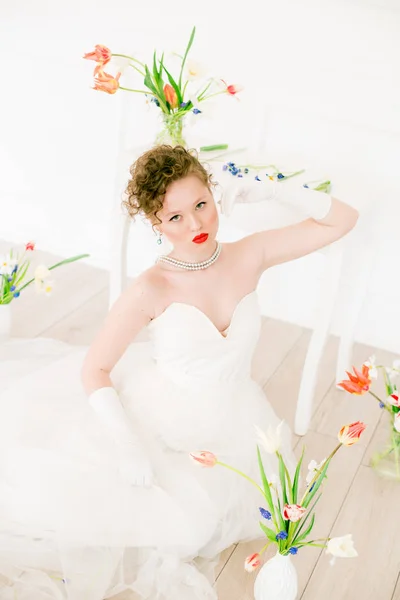 Noiva Jovem Atraente Vestido Branco Estúdio Primavera Leve Decorado Com — Fotografia de Stock