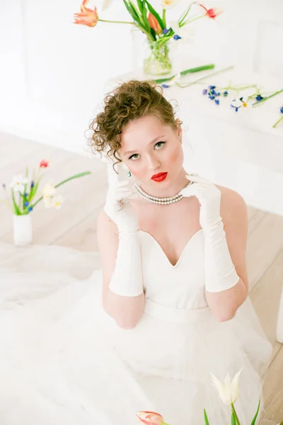 Pengantin Muda Yang Menarik Dengan Gaun Putih Studio Musim Semi — Stok Foto