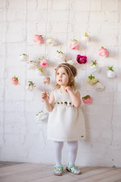 Маленькая Милая Девочка Красивом Белом Платье Весенней Светлой Студии Украшены — стоковое фото