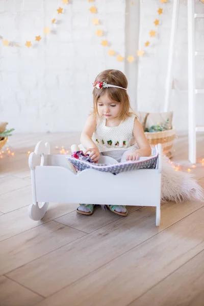 Little Cute Girl Białej Sukience Bawi Się Łóżku Lalki Jasnym — Zdjęcie stockowe