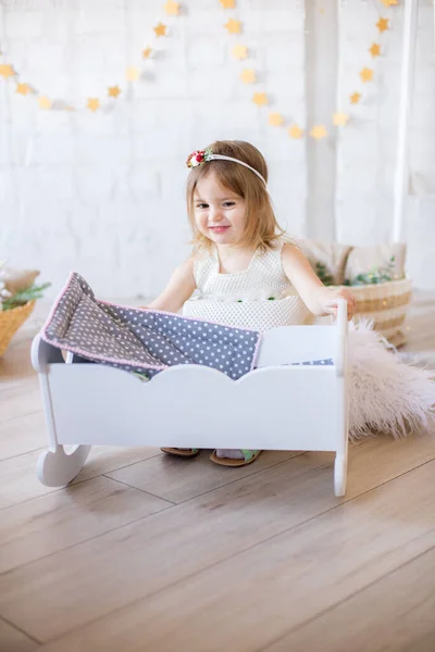 Niña Linda Vestido Blanco Juega Una Cama Muñecas Una Habitación —  Fotos de Stock