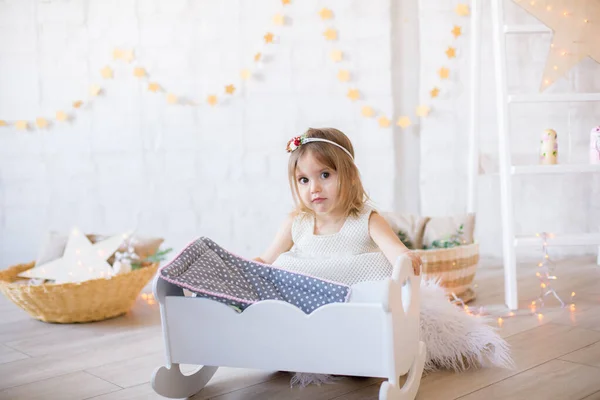 Niña Linda Vestido Blanco Juega Una Cama Muñecas Una Habitación —  Fotos de Stock