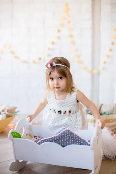 Little Cute Girl Białej Sukience Bawi Się Łóżku Lalki Jasnym — Zdjęcie stockowe