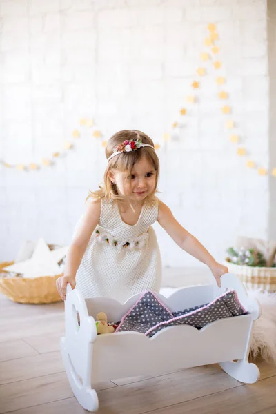 Little Cute Girl Białej Sukience Bawi Się Łóżku Lalki Jasnym — Zdjęcie stockowe
