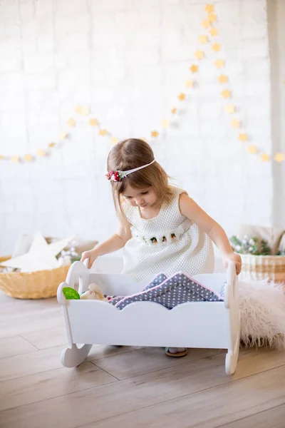 Little Cute Girl Białej Sukience Bawi Się Łóżku Lalki Jasnym — Zdjęcie stockowe