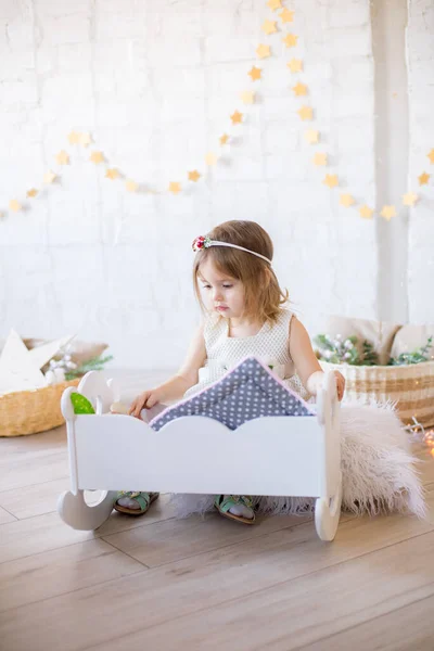 Beyaz Elbiseli Küçük Tatlı Kız Oyuncak Çelenklerle Süslenmiş Parlak Bir — Stok fotoğraf