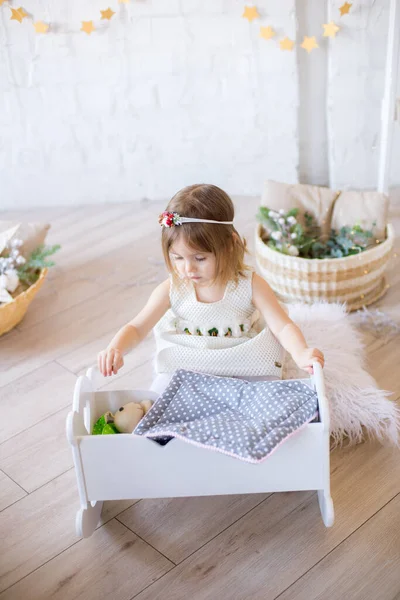 Niña Linda Vestido Blanco Juega Una Cama Muñecas Una Habitación — Foto de Stock