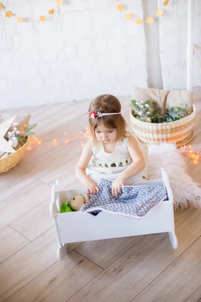 Маленька Мила Дівчинка Білій Сукні Грає Ляльковому Ліжку Світлій Дитячій — стокове фото