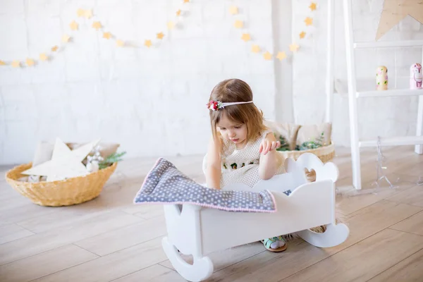 Kleines Süßes Mädchen Weißem Kleid Spielt Einem Puppenbett Einem Hellen — Stockfoto