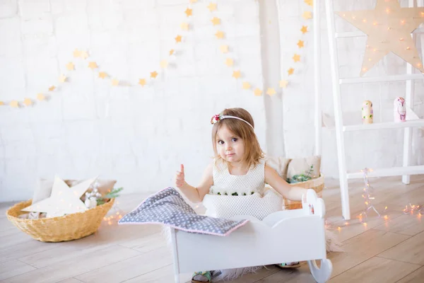 Niña Linda Vestido Blanco Juega Una Cama Muñecas Una Habitación —  Fotos de Stock