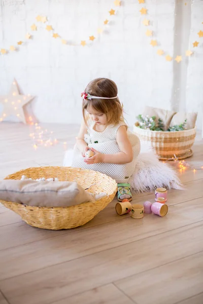 Μικρό Χαριτωμένο Κορίτσι Ένα Λευκό Φόρεμα Παίζει Ένα Φωτεινό Παιδικό — Φωτογραφία Αρχείου