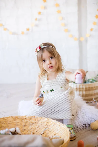 Niña Linda Vestido Blanco Juega Una Habitación Infantil Brillante Decorado —  Fotos de Stock