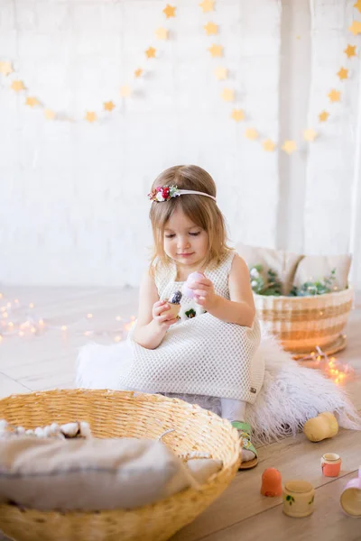Malá Roztomilá Dívka Bílých Šatech Hraje Jasném Dětském Pokoji Zdobené — Stock fotografie