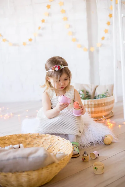 Beyaz Elbiseli Küçük Tatlı Kız Oyuncaklar Çelenklerle Süslenmiş Parlak Bir — Stok fotoğraf