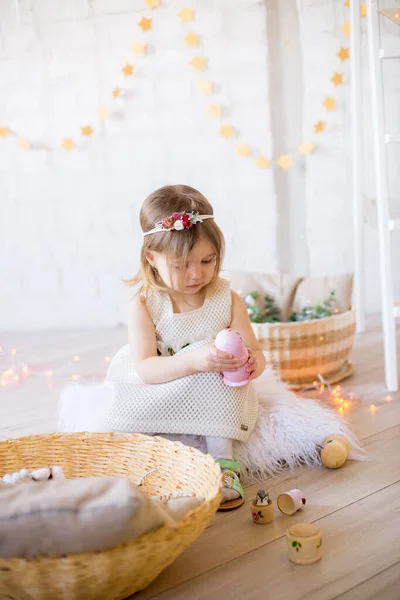 Pequena Menina Bonito Vestido Branco Joga Quarto Crianças Brilhantes Decorado — Fotografia de Stock