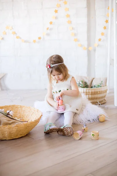 Niña Linda Vestido Blanco Juega Una Habitación Infantil Brillante Decorado —  Fotos de Stock