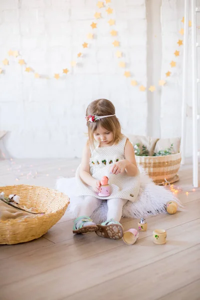 Μικρό Χαριτωμένο Κορίτσι Ένα Λευκό Φόρεμα Παίζει Ένα Φωτεινό Παιδικό — Φωτογραφία Αρχείου
