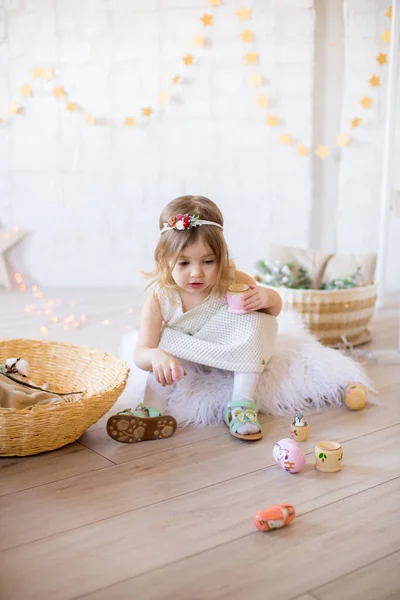 Beyaz Elbiseli Küçük Tatlı Kız Oyuncaklar Çelenklerle Süslenmiş Parlak Bir — Stok fotoğraf