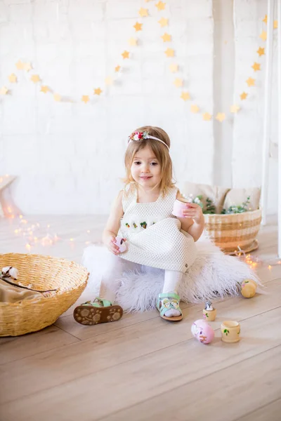 Pequena Menina Bonito Vestido Branco Joga Quarto Crianças Brilhantes Decorado — Fotografia de Stock