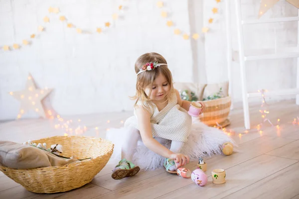 Kleines Süßes Mädchen Weißem Kleid Spielt Einem Hellen Kinderzimmer Das — Stockfoto