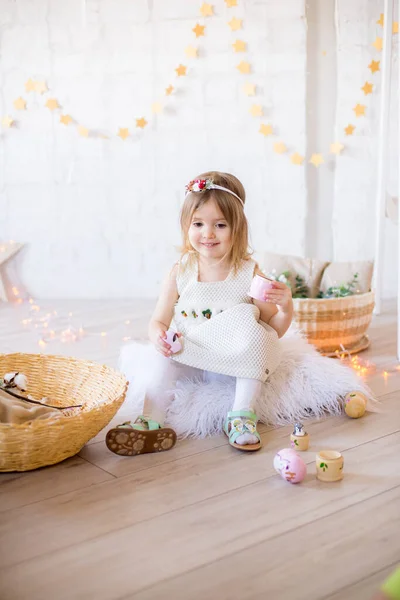 Pequena Menina Bonito Vestido Branco Joga Quarto Crianças Brilhantes Decorado — Fotografia de Stock