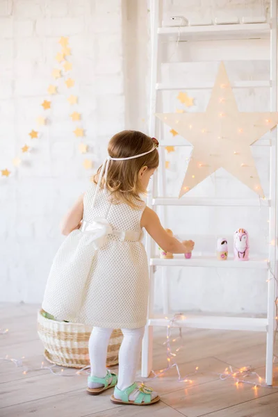 Little Cute Girl Białej Sukience Bawi Się Jasnym Pokoju Dla — Zdjęcie stockowe