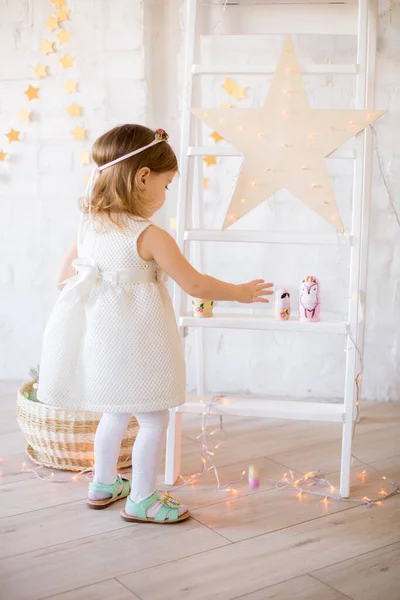 Pequena Menina Bonito Vestido Branco Joga Quarto Crianças Brilhantes Decorado — Fotografia de Stock