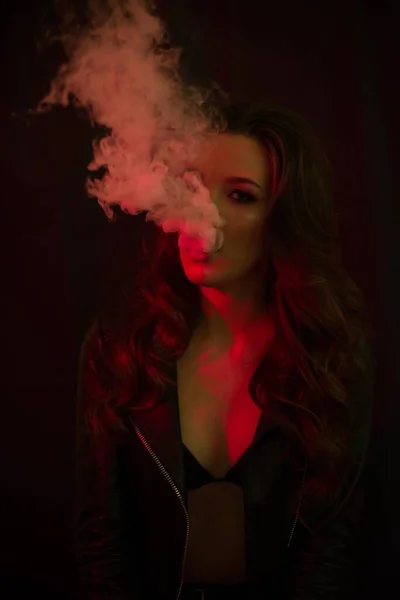 Menina Atraente Nova Com Cabelo Encaracolado Longo Fuma Cigarro Eletrônico — Fotografia de Stock