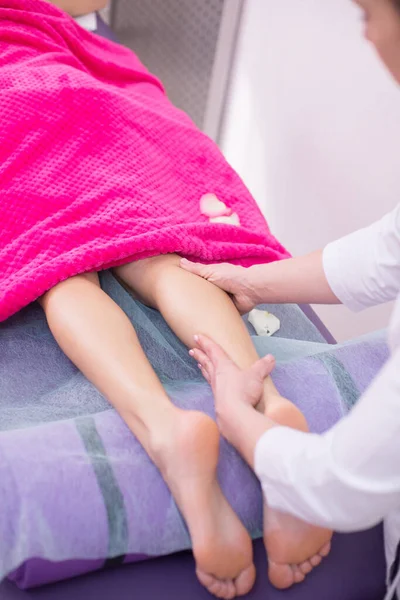 Girl Massage Therapist Does Leg Massage Girl Massage Table Spa — Stock Photo, Image