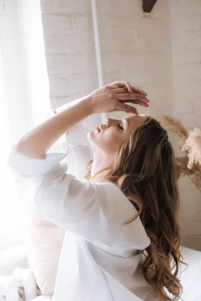 Härlig Ung Flicka Med Långt Lockigt Blont Hår Morgonen Sovrummet — Stockfoto