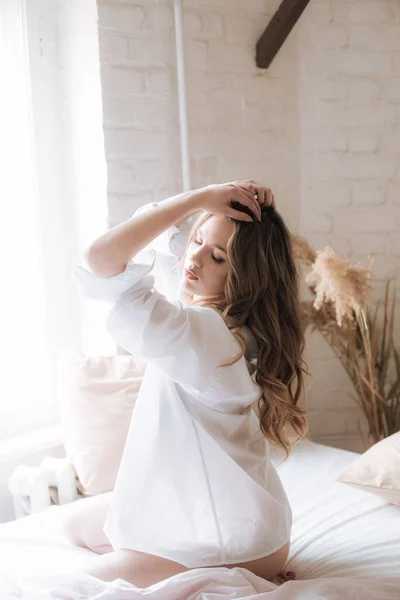 Милая Молодая Девушка Длинными Вьющимися Светлыми Волосами Утром Спальне Красивом — стоковое фото