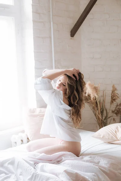 아침에 침실에서 곱슬곱슬 금발의 아름다운 레이스 셔츠를 — 스톡 사진