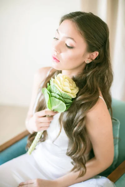 Leuke Tedere Jonge Bruid Van Aziatische Verschijning Met Lang Haar — Stockfoto