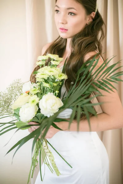 花嫁の手に緑の葉と白い花の素朴なスタイルで繊細な結婚式の花束 — ストック写真