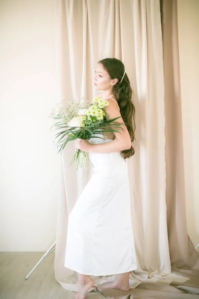 Stüdyoda Bir Buket Çiçekli Beyaz Elbiseli Uzun Saçlı Asyalı Tatlı — Stok fotoğraf