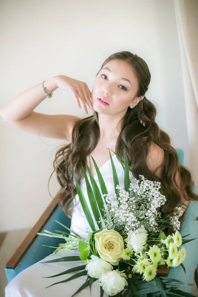 Jolie Jeune Mariée Tendre Apparence Asiatique Aux Cheveux Longs Dans — Photo