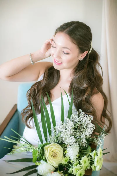 Jolie Jeune Mariée Tendre Apparence Asiatique Aux Cheveux Longs Dans — Photo