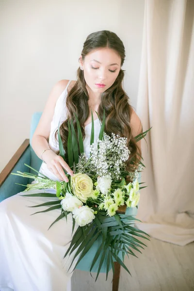 Roztomilý Jemná Mladá Nevěsta Asijského Vzhledu Dlouhými Vlasy Bílých Šatech — Stock fotografie