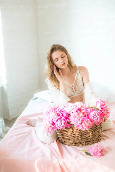 Nettes Zartes Junges Mädchen Mit Blonden Haaren Weißer Kleidung Und — Stockfoto